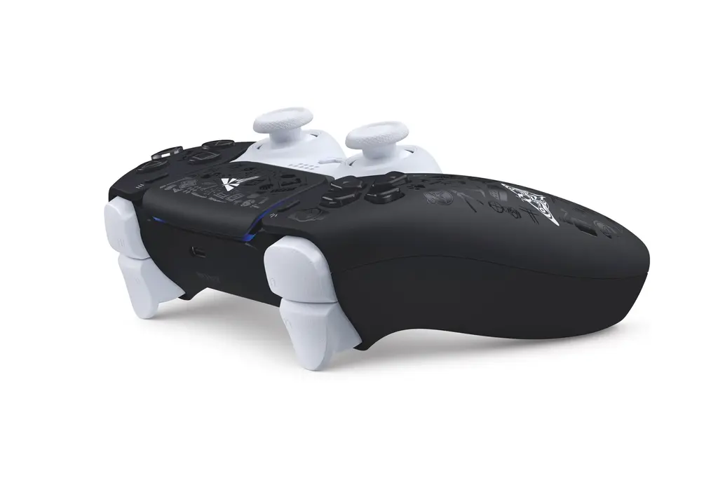 Tampilan samping dualsense the last of us edisi terbatas (1)